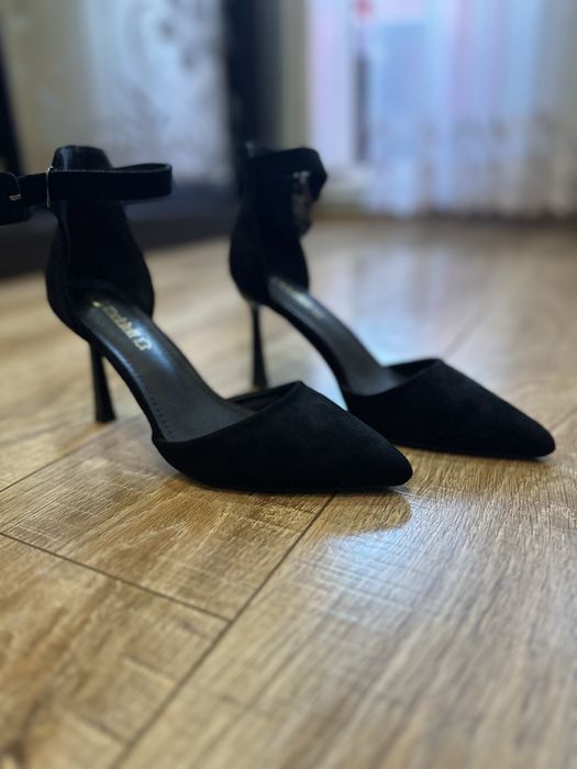 Чорні замшеві туфлі-босоніжки на підборах