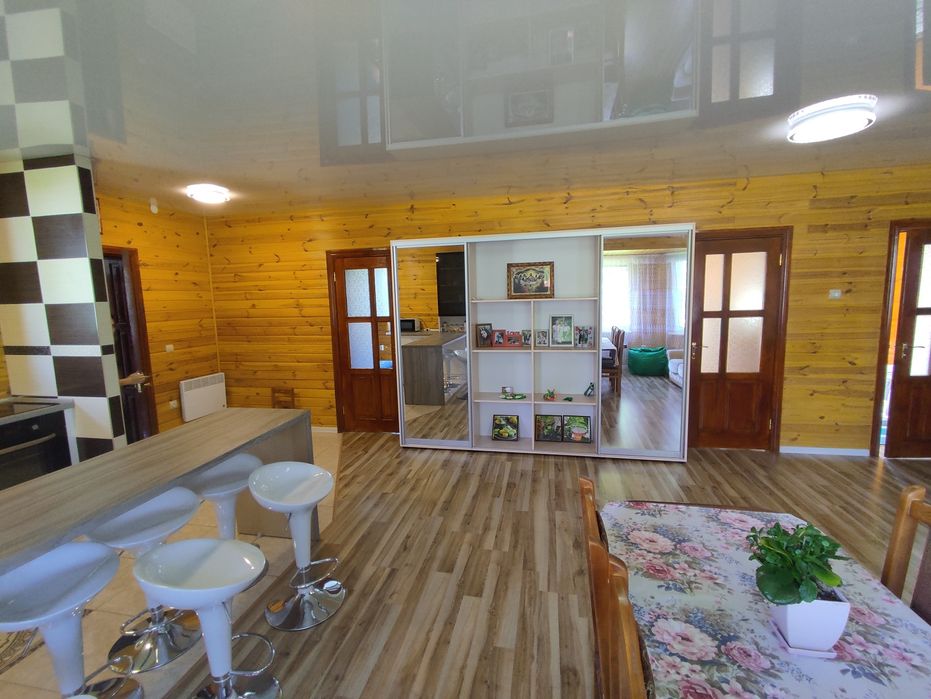 Будинок з ремонтом та меблями(є ще літній будиночок),40 сотих землі