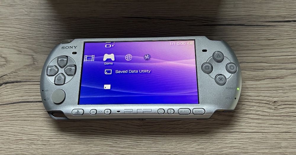 Konsola PlayStation Portable PSP 3004 Slim Lite Mystic Silver Srebrna Karta Ładowarka Zestaw