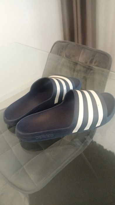 Chinelo adidas azul e branco