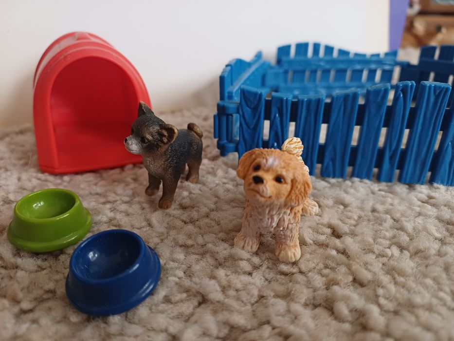 Pieski Schleich, zestaw 2 psy, 2 miski, płotek, buda