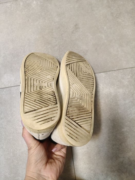 Віддам кросівки безкоштовно