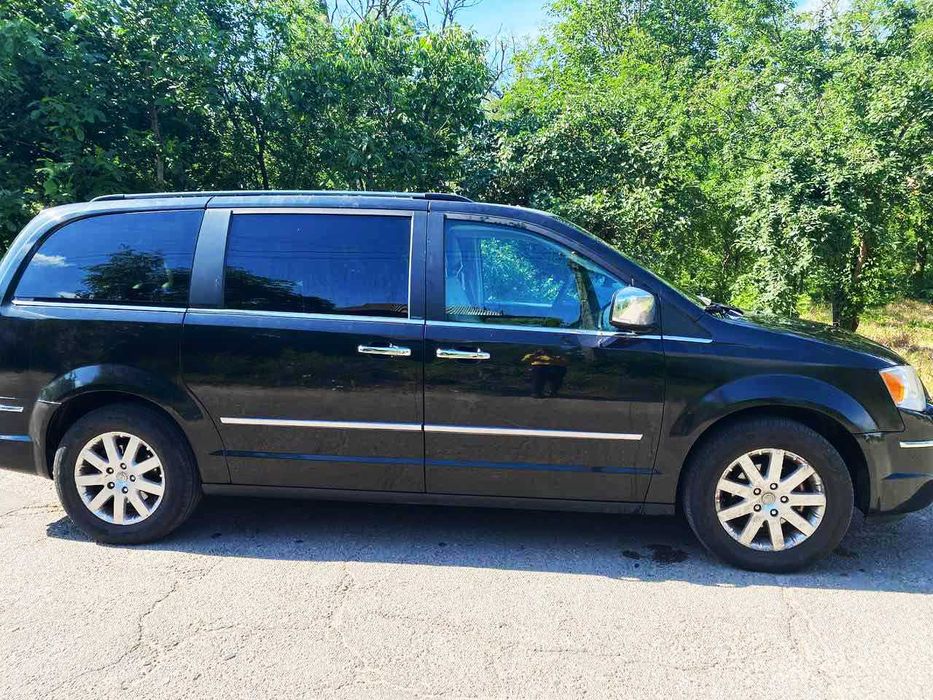 Chrysler Grand Voyager 7 МЕСТ в полной комплектации (2.8 дизель)