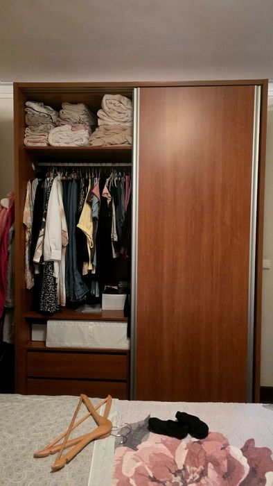Roupeiro com portas deslizantes