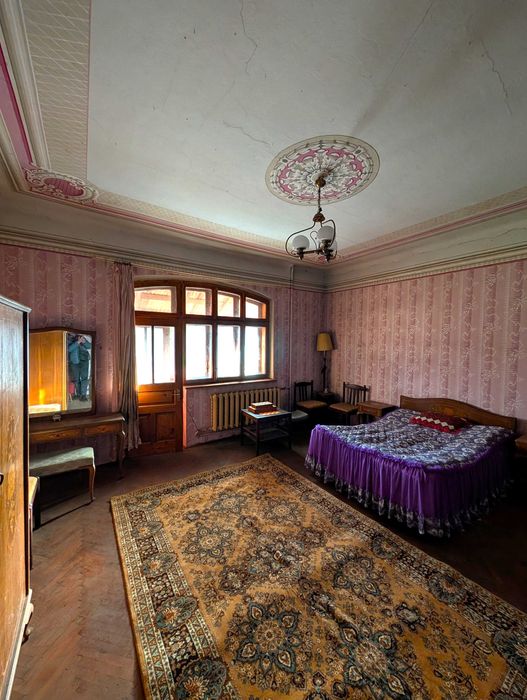 Великий будинок із землею, гаражем на початку міста _RR