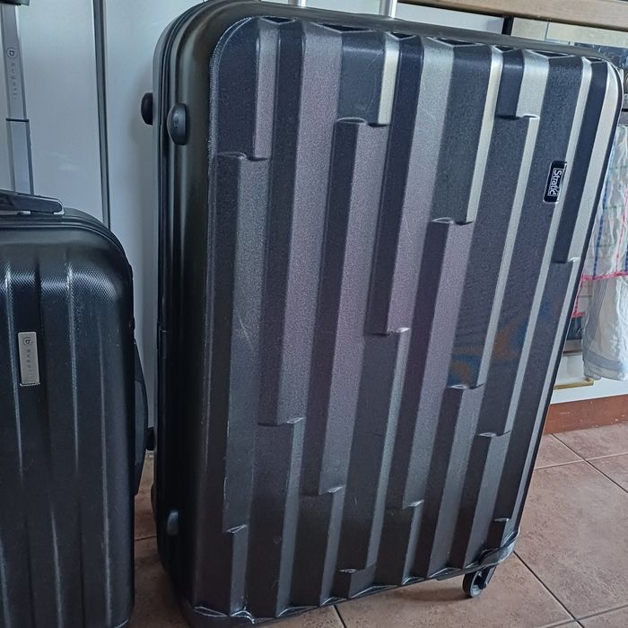 Dwie czarne walizki sztywne kabinowego Bugatti i Stratic