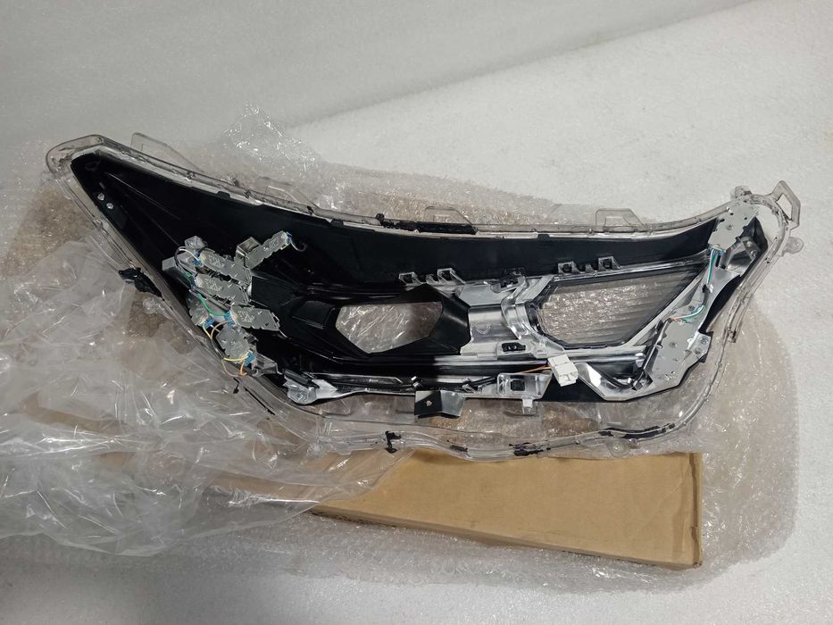 Toyota Rav 4 Стекло фары 8110B42A33 Тойота Рав 4