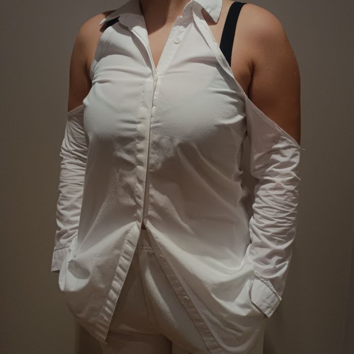 Biała koszula bez ramion