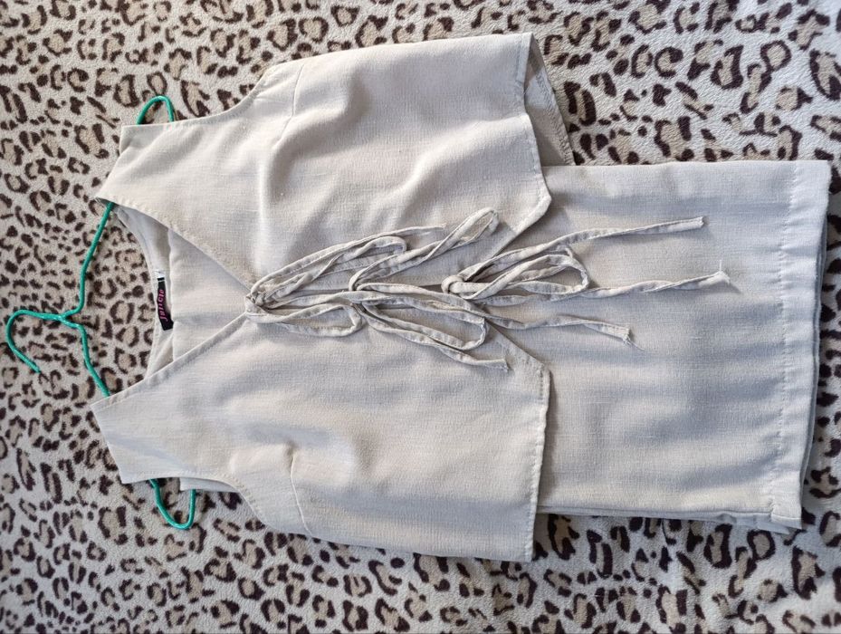 Костюм світлого кольору