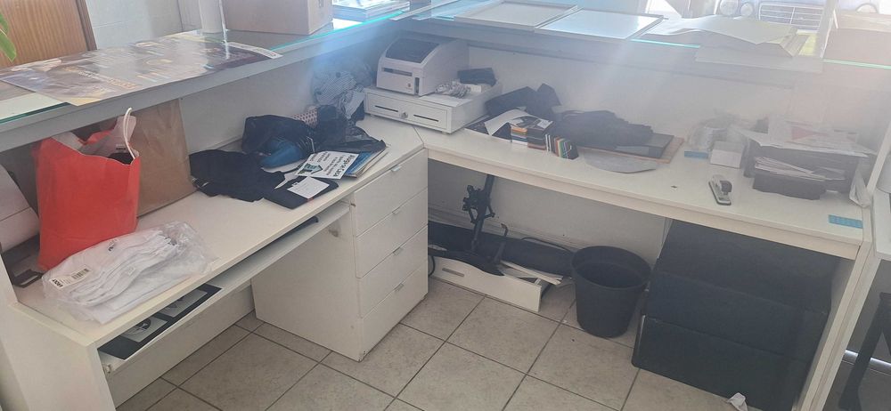 Vendo balcão de loja, do formato L, com as medidas 2x2metros com 1,15metros de altura. Com vidros e modulo de gavetas.
