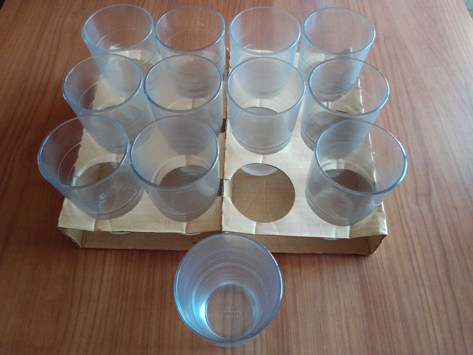 Uma dúzia de copos para galão.