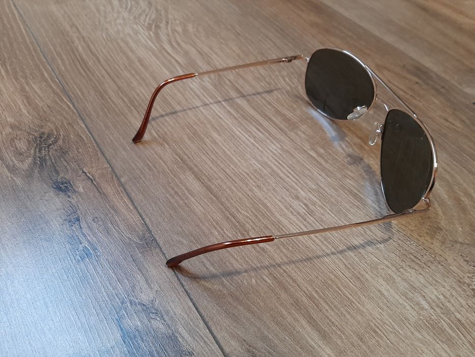 Okulary słoneczne lenonki w złotej oprawie szyk i elegancja