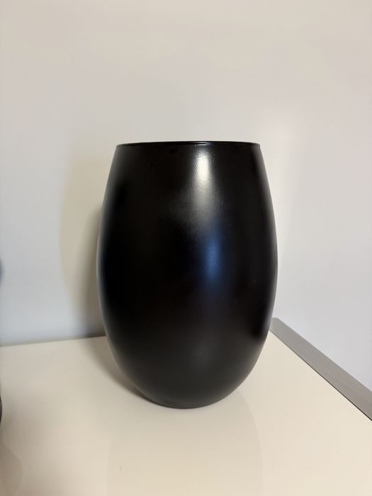 Vaso de vidro preto