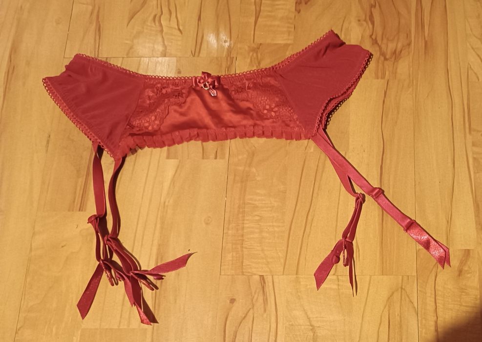 Czerwony pas do pończoch rozmiar S