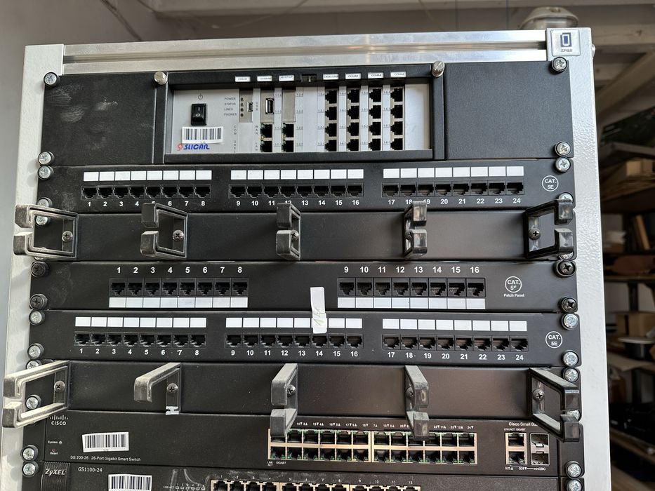 Regał + switch cisco + zyxel Gs1100 sg200-26 + inne