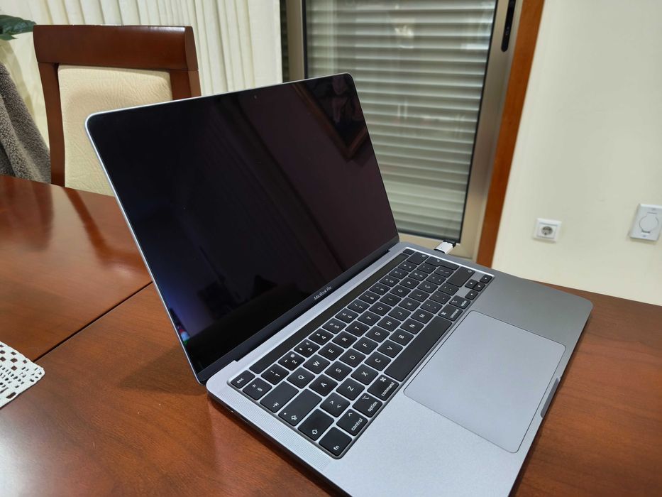 Macbook Pro 2020  Intel I7-1068NG7 32GB RAM 512GB SSD