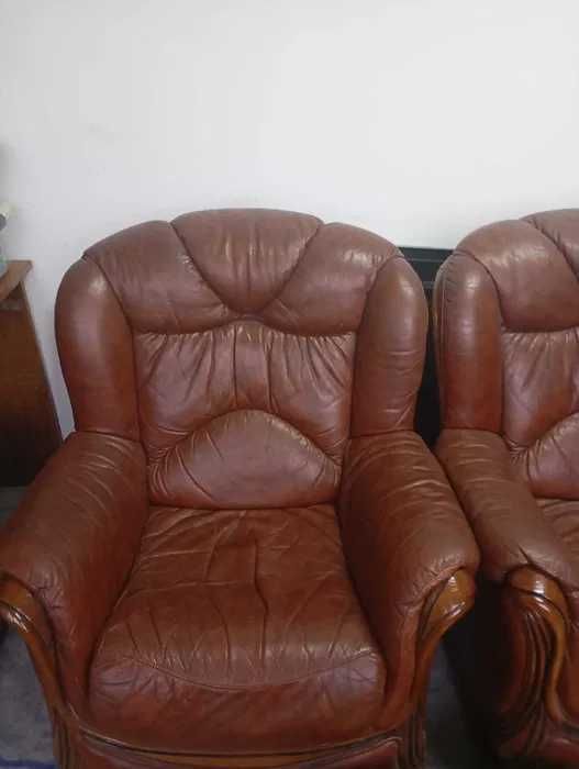 Sofás em pele genuína e 2 mesinhas de cabeceira