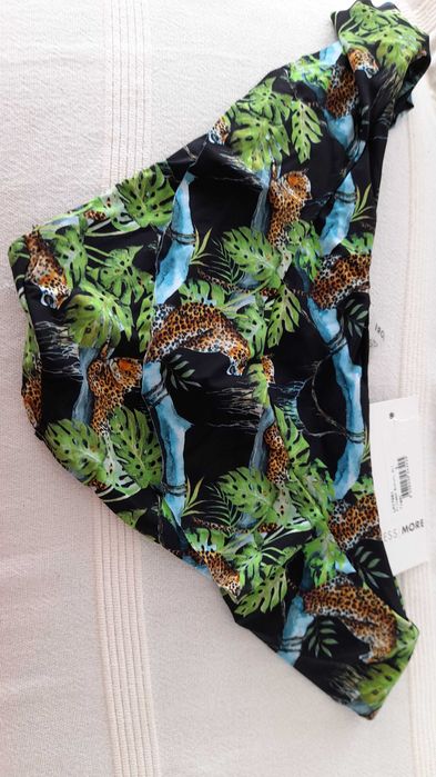 Cueca de biquíni com folho