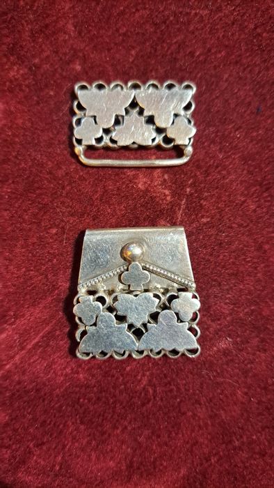 Fecho mosquetão vintage em prata contrastada.