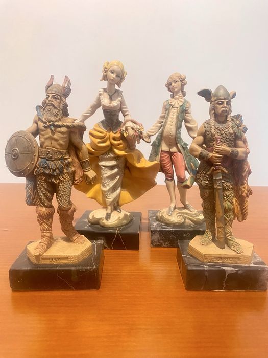 4 estatuetas vintage em acrílico