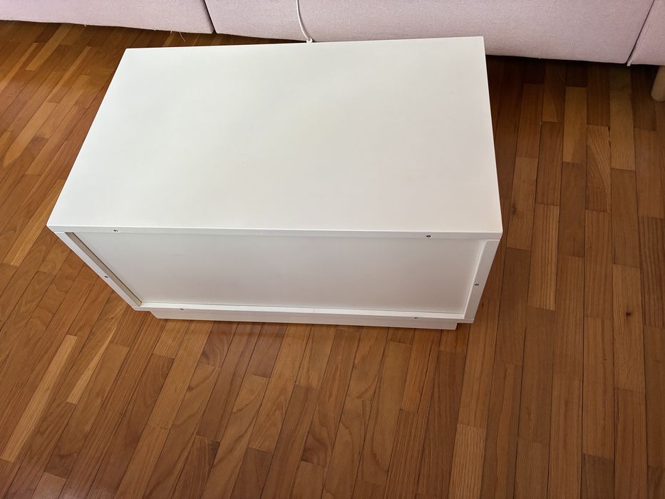 Cómoda e mesa de cabeceira em madeira maciça lacada a branco