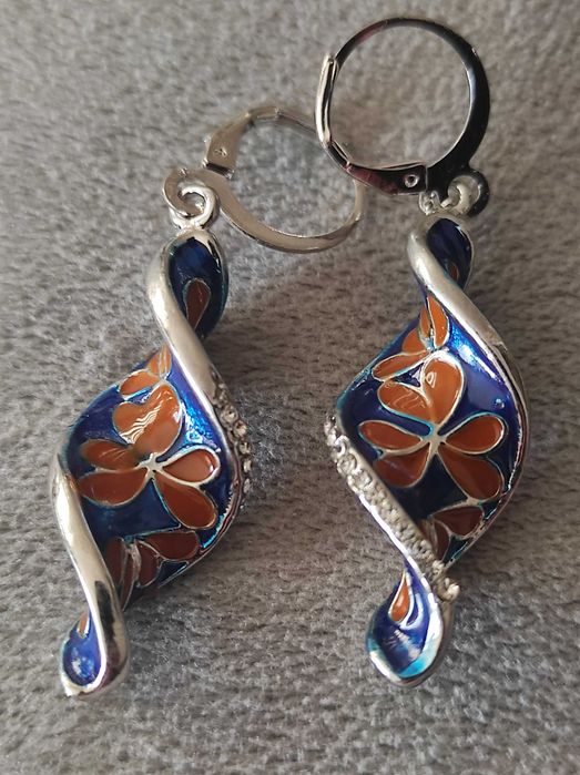 Śliczne kolczyki twist