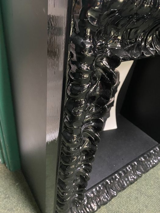 Moldura lacada a preto