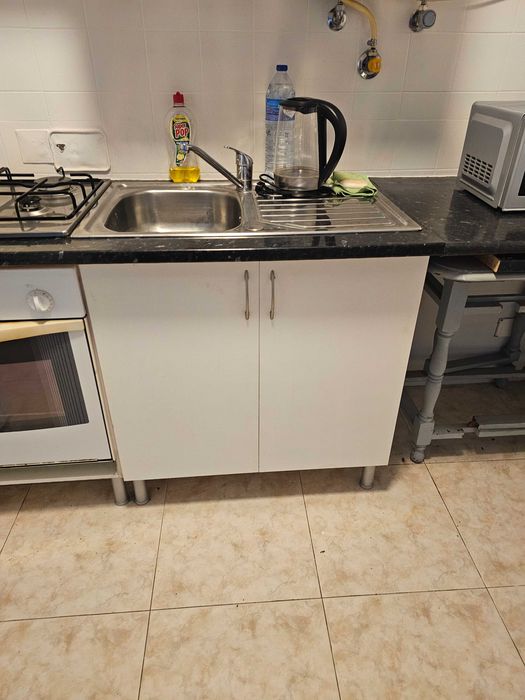 Cama, Geladeira, fogão, armario.