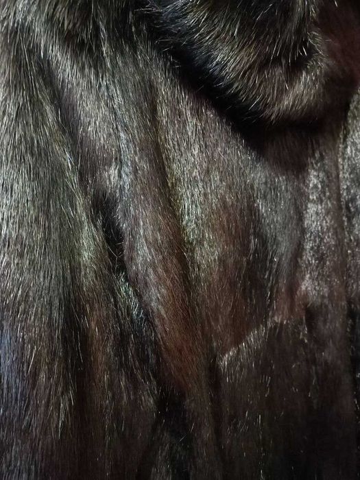 Женская шуба из нутрии с песцовыми вставками