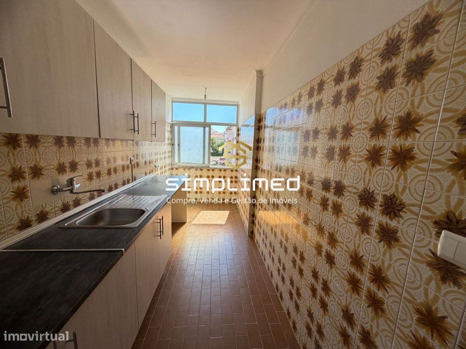 Apartamento com áreas generosas e excelente potencial, em Benavente