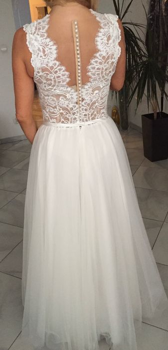 Suknia Ślubna w kolorze złamanej bieli.