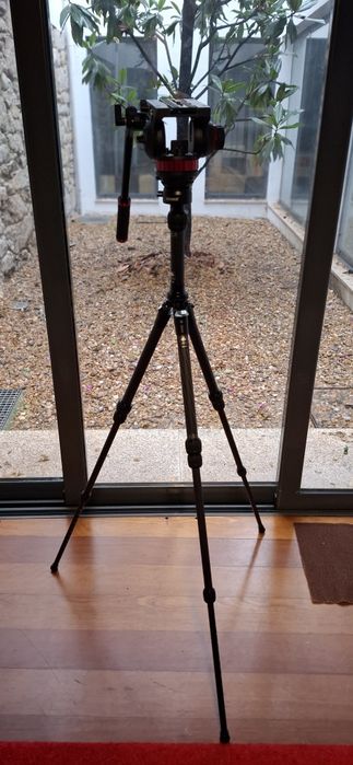 Tripé cabeça manfrotto e pernas sirui em carbono