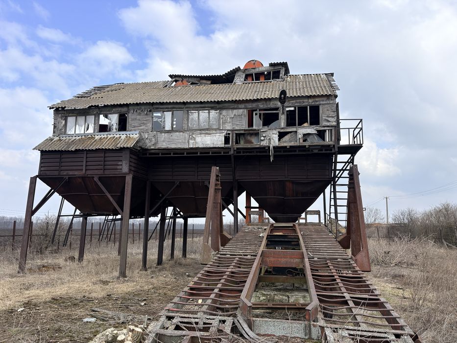 Розвантажував вантажних авто. Естакада
