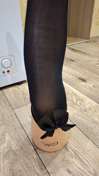 Pończochy z kokardką.