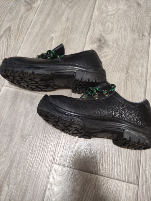 Ботінки з залізними носком 39 р.Нові.