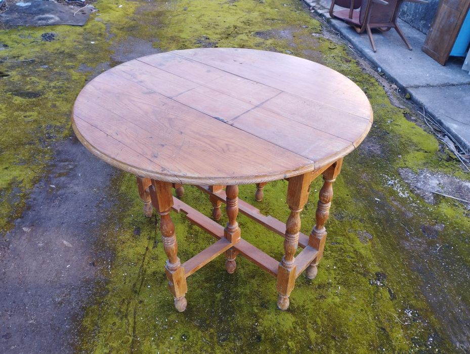 Mesa redonda em mandeira