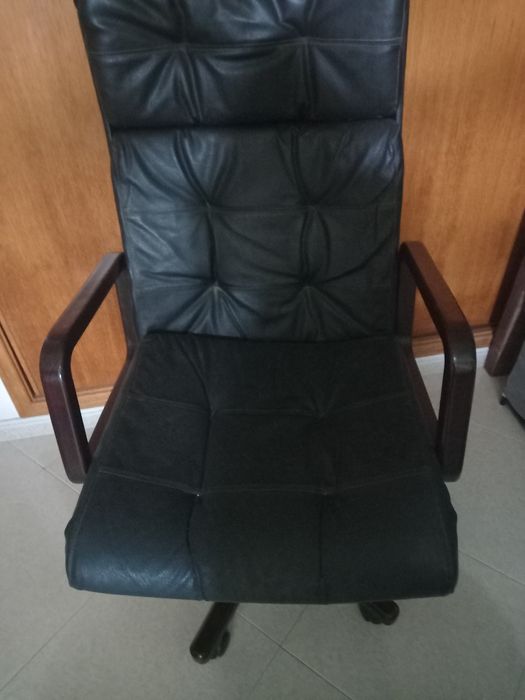 Cadeirão execitivo giratória em pele como nova