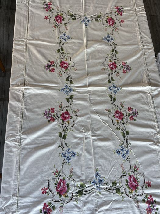 Toalha de mesa bordada a ponto cruz manual e 12 guardanapos