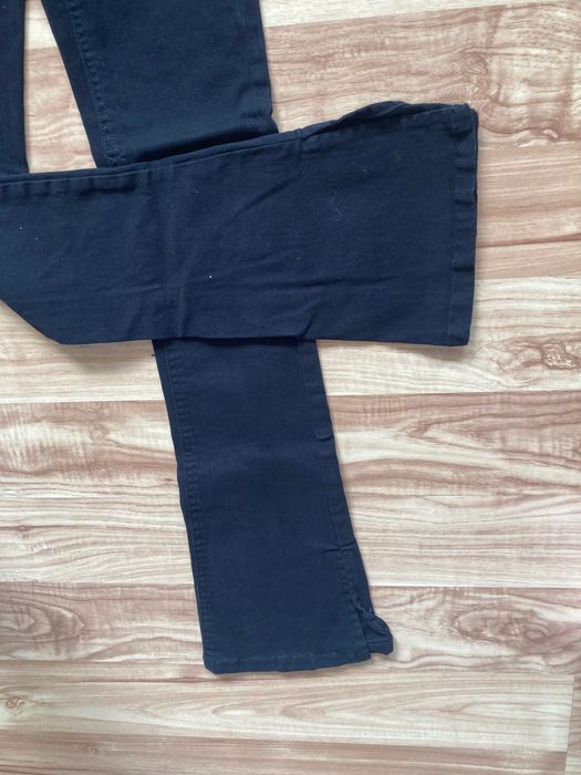 Czarne jeansy flare dzwony z wysokim stanem