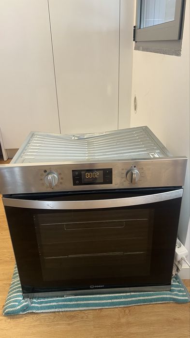 Forno Elétrico Embutido Indesit IFW 3844 H IX – 71L – Inox