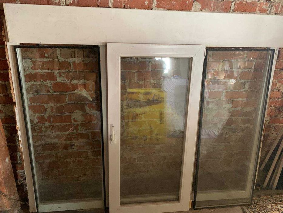 Вікно ПВХ з рамкою.