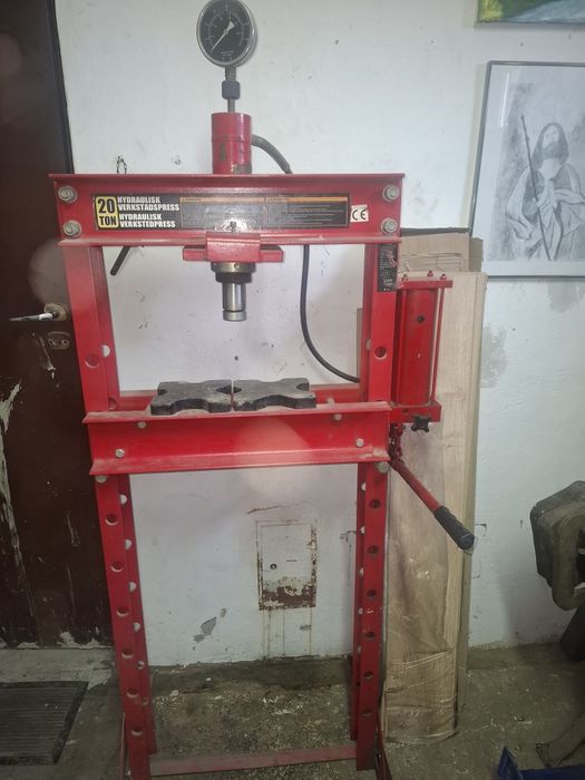 Sprzedam prasę hydrauliczną.