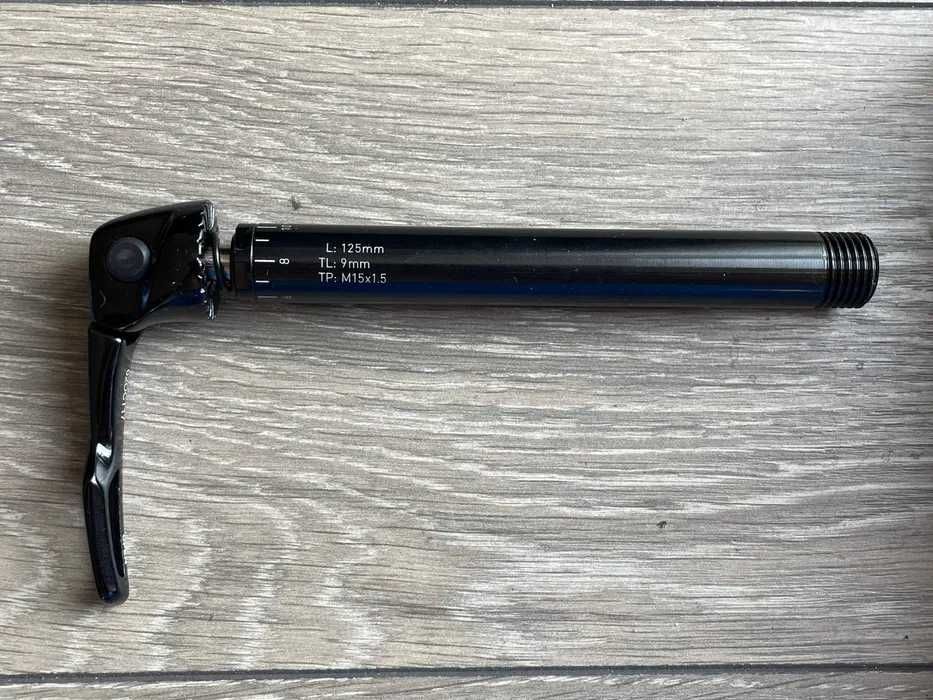 Rock Shox SRAM oś koła przedniego 125x1