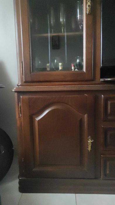 Estante em mogno em bom estado com três divisões