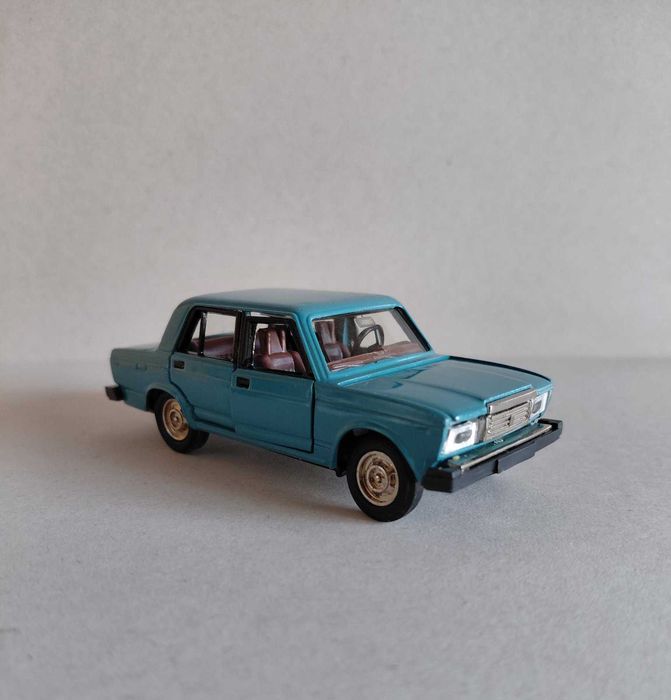 Масштабная модель Жигули ВАЗ-2107 Collectible model scale car VAZ-2107