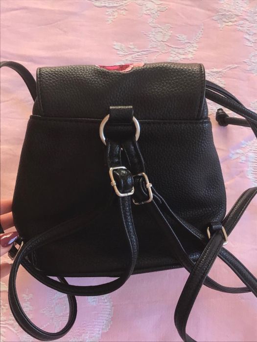 Mochila preta com flor bordada