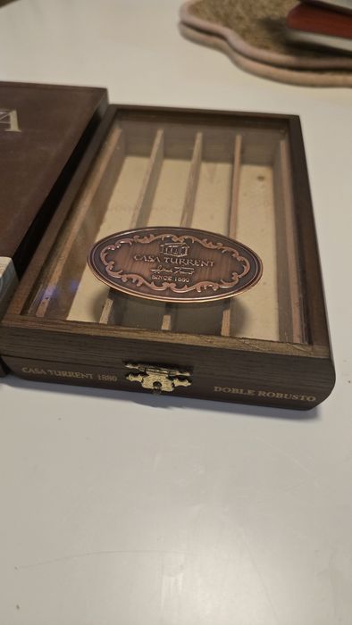Lote 2 Caixas de Charutos Madeira Vazias - Oliva Cigars Sampler + Casa Turrent 1880 Vidro