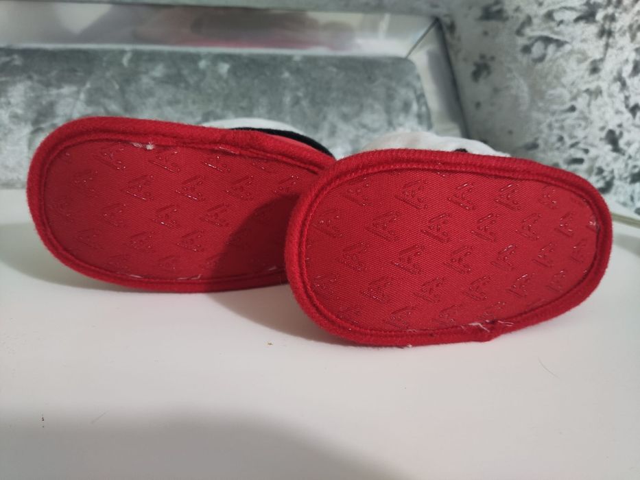 Pantufas de natal de criança novas
