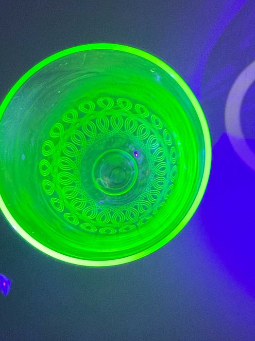 Antyczny kielich ze szkła uranowego – secesja – świeci w UV