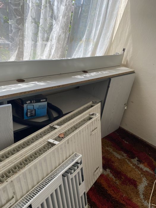 Biurko z zamykanymi szafkami